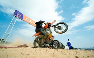 Hấp dẫn giải đua mô tô trên cát Ninh Thuận
