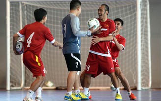 Chuẩn bị World Cup, tuyển futsal Việt Nam tập làm quen bóng mới