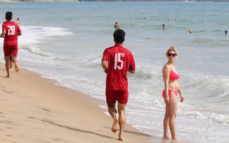 U.20 Việt Nam gây chú ý du khách Nha Trang với buổi tập chạy biển