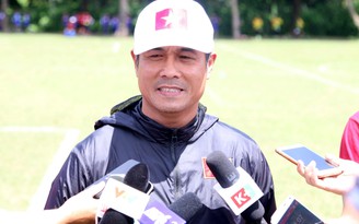 Thầy trò HLV Hữu Thắng lại đối mặt nỗi lo thời tiết và sân bãi ở TP.HCM