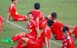 Cầu thủ HAGL cười rạng rỡ trước trận gặp Nam Định