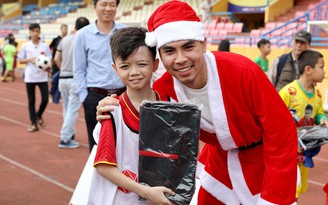 ‘Ông già Noel’ Duy Mạnh, Đức Huy, Thành Chung tặng quà bạn nhỏ trước thềm Asian Cup