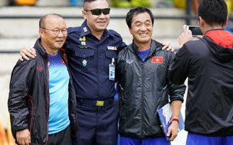 Huyền thoại bóng đá Thái Lan đến thăm HLV Park Hang-seo
