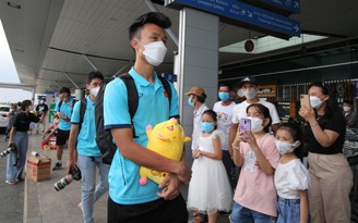 Fan nhí thích thú thấy U.23 Việt Nam gấu bông rực rỡ ra sân bay
