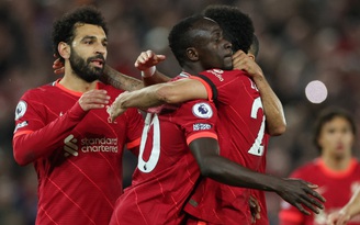 Salah vùi dập M.U không Ronaldo, Liverpool leo lên xếp đầu Ngoại hạng Anh