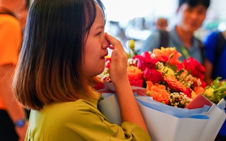 Nữ tình nguyện viên bật khóc nức nở khi chia tay U.23 Malaysia