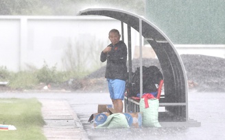 Tuyển Việt Nam dầm mưa trắng trời: Ông Park lo lắng cho Văn Thanh