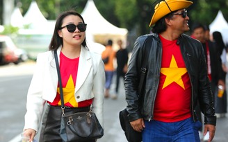 Nóng: CĐV Việt Nam đầu tiên xuất hiện tại Gelora Bung Karno, khán giả xếp hàng dài
