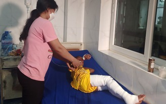 Đắk Lắk: Tạm giữ hình sự nghi phạm châm lửa đốt khiến bé trai 8 tuổi bỏng hai chân