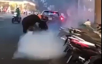 Quán bún đậu bị 'khủng bố', người bịt mặt nẹt pô xe máy xả khói vào trong