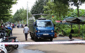 Hốt hoảng phát hiện thi thể một người phân hủy nặng bên lề đường