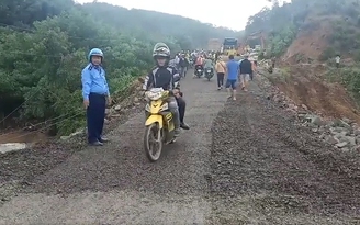 Đắk Lắk: Thông xe quốc lộ 26 sau 3 ngày tê liệt vì lũ 'thổi bay'