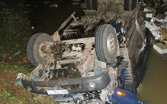 Tai nạn ở Đắk Nông: Xe tải lao xuống suối, lật ngửa, 2 người tử vong