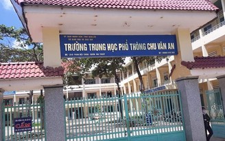 Phê bình nhà trường để 4 học sinh trong vùng dịch tham gia thi lại