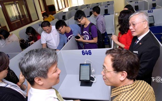 Trường đại học tổ chức cho sinh viên thi trên hệ thống máy tính bảng