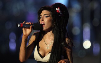 Gia đình Amy Winehouse chỉ trích phim về cô 'không đúng sự thật'