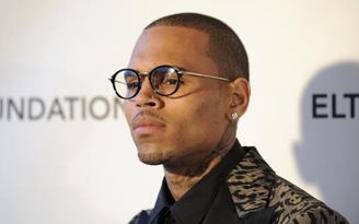 Fan nữ khỏa thân, đột nhập vào nhà Chris Brown để... tỏ tình