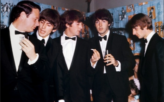 Simon Cowell sản xuất phim về nhóm nhạc The Beatles