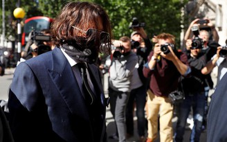 Johnny Depp trùm kín như ninja đi kiện báo Anh vì bị gọi 'vũ phu'