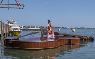 Biểu diễn trên chiếc thuyền violin khổng lồ để tưởng nhớ nạn nhân Covid-19