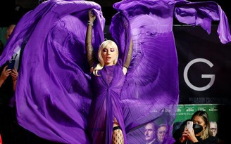 Lady Gaga tung váy tím tại buổi ra mắt phim 'House of Gucci'