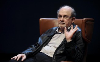 Nhà văn Salman Rushdie liệt tay, mất thị lực sau khi bị đâm