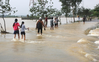 Bí thư Nguyễn Xuân Anh: Dùng tàu thuyền cung cấp nhu yếu phẩm cho người dân vùng lũ