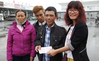 Báo Thanh Niên tặng vé xe tết cho người bán báo dạo ở Đà Nẵng