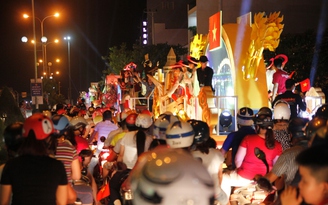 Hàng ngàn người Đà Nẵng 'xuống đường' tưng bừng cùng nghệ sĩ ngoại quốc