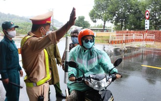 Cảnh sát đội mưa, buộc hàng loạt phương tiện muốn rời Đà Nẵng quay xe lại