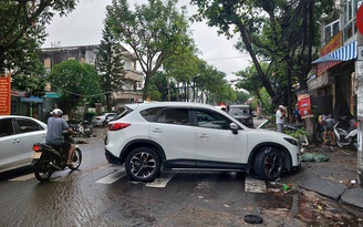 Ô tô chết máy la liệt sau trận mưa lịch sử, cứu hộ Đà Nẵng quá tải