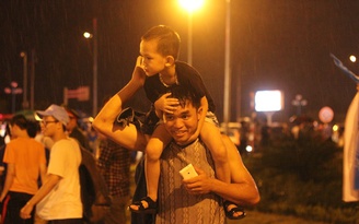 [CHÙM ẢNH]: CĐV đội mưa đón Man City đến Việt Nam