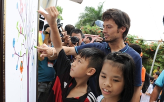 Ngôi sao Man City tay trần vẽ tranh tặng trẻ em SOS Hà Nội