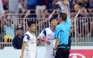 HLV Ngô Quang Trường: 'Trọng tài đã quá nặng tay với chiếc thẻ vàng thứ 2 cho Mạnh Hùng'