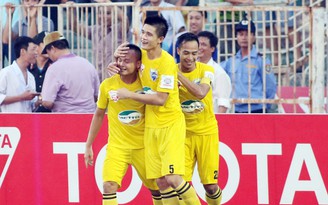 Quốc Phương sút phạt thần sầu, FLC Thanh Hóa xếp đầu V-League 2015