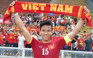 Quế Ngọc Hải bán đấu giá áo đội tuyển ủng hộ Anh Khoa