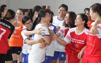 Giải Futsal nữ Báo chí TP.HCM mở rộng 2016: Cúp về tay khách mời