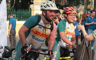 'Chúng tôi đạp xe vì trẻ em Việt Nam'