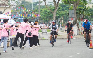 Hơn 2.500 VĐV 'đội mưa' chinh phục IRONMAN 70.3 Việt Nam 2022