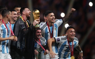 Neymar chúc mừng Messi vô địch World Cup 2022