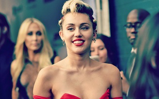 Miley Cyrus bất ngờ dẫn chương trình MTV Video Music Awards 2015
