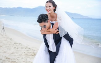 Hai quán quân 'Vietnam’s Next Top Model' tình tứ trên bãi biển Nha Trang