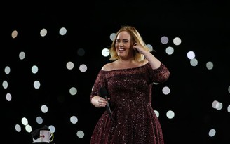 Adele chửi thề khi suýt ngã trên sân khấu