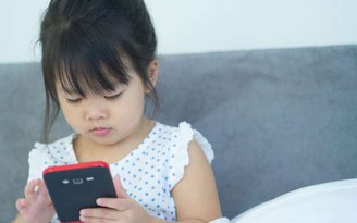 Cảnh báo từ WHO: Trẻ dưới 2 tuổi không nên xem ti vi, chơi smartphone
