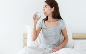 Uống nước trước giờ ngủ như thế nào cho người khỏe, dáng xinh?
