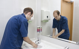 Phòng dịch Covid-19: 'Sốc' với số liệu về rửa tay sau khi vệ sinh ở nam và nữ