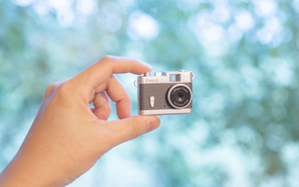 Máy ảnh mini cỡ 3 ngón tay, giá 1 triệu đồng từ Nhật Bản