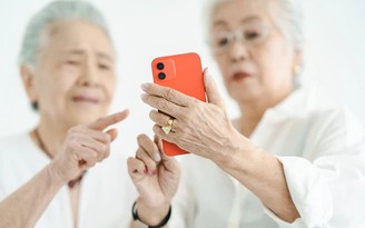 Người già bối rối vì quảng cáo đồi trụy trên smartphone