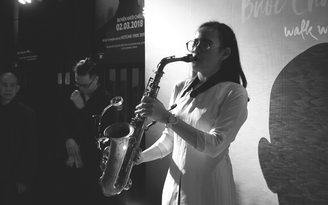 Con gái Trần Mạnh Tuấn “phiêu” với saxophone bài “một cõi đi về” Con gái Trần Mạnh Tuấn “phiêu” với saxophone bài “một cõi đi về”