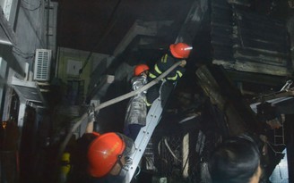 Hỏa hoạn trong hẻm sâu, một căn nhà đổ sập hoàn toàn Hỏa hoạn trong hẻm sâu, một căn nhà đổ sập hoàn toàn